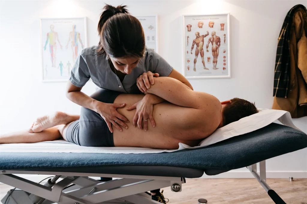 Ostéopathe pour adultes et seniors à Périgueux et Brantôme. Mal de dos, stress, troubles digestifs, sport, arthrose. Approche globale et douce.