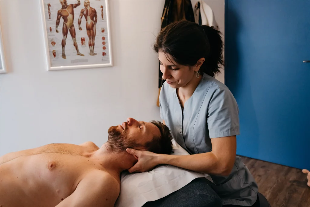 Ostéopathe pour adultes et seniors à Périgueux et Brantôme. Mal de dos, stress, troubles digestifs, sport, arthrose. Approche globale et douce.